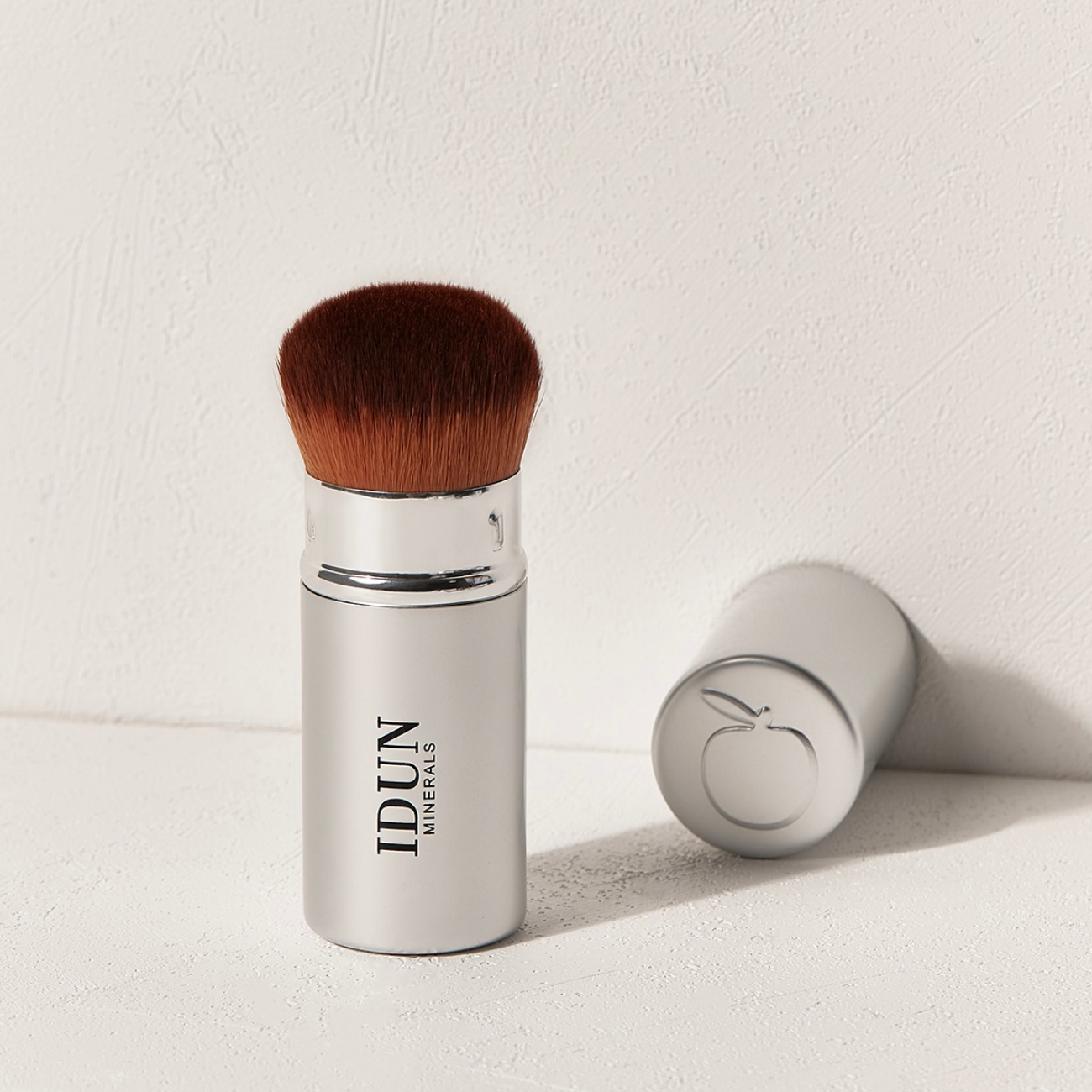 RETRACTABLE KABUKI BRUSH